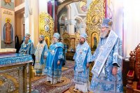 25-В праздник чудотворной Феодоровской иконы Божией Матери Управляющий Усть-Каменогорской и Семипалатинской епархией сослужил митрополиту Александру за Божественной Литургией в Вознесенском соборе Алматы
