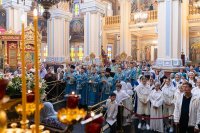 34-В праздник чудотворной Феодоровской иконы Божией Матери Управляющий Усть-Каменогорской и Семипалатинской епархией сослужил митрополиту Александру за Божественной Литургией в Вознесенском соборе Алматы