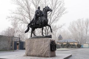 Участники празднования дня памяти благоверного князя Александра Невского в Алма-Ате возложили цветы к его монументу 