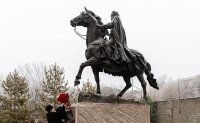 1-Участники празднования дня памяти благоверного князя Александра Невского в Алма-Ате возложили цветы к его монументу 