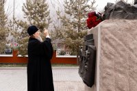 2-Участники празднования дня памяти благоверного князя Александра Невского в Алма-Ате возложили цветы к его монументу 
