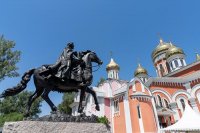 3-Участники празднования дня памяти благоверного князя Александра Невского в Алма-Ате возложили цветы к его монументу 