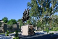 4-Участники празднования дня памяти благоверного князя Александра Невского в Алма-Ате возложили цветы к его монументу 