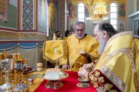 19-День памяти благоверного князя Александра Невского и святителя Митрофана Воронежского. Архиепископ Усть-Каменогорский и Семипалатинский Амфилохий сослужил митрополиту Александру за Божественной Литургией в Александро-Невском соборе Алматы