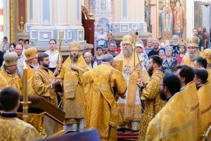 В воскресный день, отмеченный памятью бессребреников Космы и Дамиана, архиепископ Амфилохий сослужил за Божественной Литургией митрополиту Александру в главном храме Алма-Аты