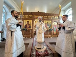 Праздничная Божественная Литургия в Троицком соборе Свято-Троицкого мужского монастыря