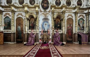 Архиепископ Амфилохий совершил Божественную Литургию Преждеосвященных Даров в Воскресенском кафедральном соборе