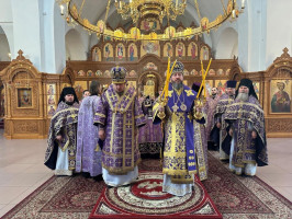 Архиепископ Усть-Каменогорский и Семипалатинский Амфилохий  и епископ Колпашевский и Стрежевской Филарет совершили Божественную Литургию в Андреевском кафедральном соборе города Усть-Каменогорска