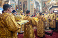 5-В день памяти святителя Николая Чудотворца архиепископ Усть-Каменогорский и Семипалатинский Амфилохий принял участие в престольным торжестве Никольского собора Алма-Аты