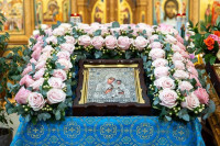 1-В воскресный день, отмеченный празднованием в честь Иверской иконы Божией Матери, архиепископ Усть-Каменогорский и Семипалатинский Амфилохий сослужил митрополиту Александру за Литургией в Иверско-Серафимовском монастыре Алматы