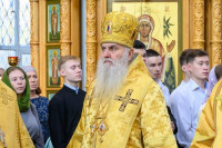12-В воскресный день, отмеченный празднованием в честь Иверской иконы Божией Матери, архиепископ Усть-Каменогорский и Семипалатинский Амфилохий сослужил митрополиту Александру за Литургией в Иверско-Серафимовском монастыре Алматы