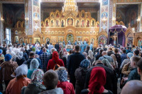 44-В воскресный день, отмеченный празднованием в честь Иверской иконы Божией Матери, архиепископ Усть-Каменогорский и Семипалатинский Амфилохий сослужил митрополиту Александру за Литургией в Иверско-Серафимовском монастыре Алматы