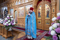 47-В воскресный день, отмеченный празднованием в честь Иверской иконы Божией Матери, архиепископ Усть-Каменогорский и Семипалатинский Амфилохий сослужил митрополиту Александру за Литургией в Иверско-Серафимовском монастыре Алматы
