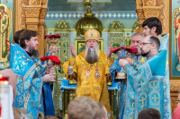 48-В воскресный день, отмеченный празднованием в честь Иверской иконы Божией Матери, архиепископ Усть-Каменогорский и Семипалатинский Амфилохий сослужил митрополиту Александру за Литургией в Иверско-Серафимовском монастыре Алматы