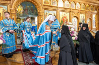 54-В воскресный день, отмеченный празднованием в честь Иверской иконы Божией Матери, архиепископ Усть-Каменогорский и Семипалатинский Амфилохий сослужил митрополиту Александру за Литургией в Иверско-Серафимовском монастыре Алматы