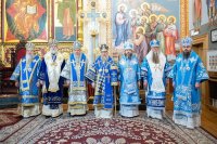 1-В праздник Феодоровской иконы Божией Матери архиепископ Усть-Каменогорский и Семипалатинский Амфилохий сослужил митрополиту Александру за Литургией в главном храме Алма-Аты