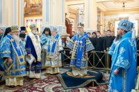 8-В праздник Феодоровской иконы Божией Матери архиепископ Усть-Каменогорский и Семипалатинский Амфилохий сослужил митрополиту Александру за Литургией в главном храме Алма-Аты