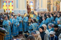 17-В праздник Феодоровской иконы Божией Матери архиепископ Усть-Каменогорский и Семипалатинский Амфилохий сослужил митрополиту Александру за Литургией в главном храме Алма-Аты