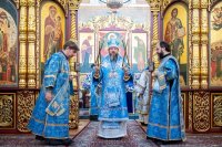 19-В праздник Феодоровской иконы Божией Матери архиепископ Усть-Каменогорский и Семипалатинский Амфилохий сослужил митрополиту Александру за Литургией в главном храме Алма-Аты