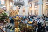 21-В праздник Феодоровской иконы Божией Матери архиепископ Усть-Каменогорский и Семипалатинский Амфилохий сослужил митрополиту Александру за Литургией в главном храме Алма-Аты