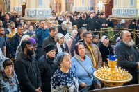 25-В праздник Феодоровской иконы Божией Матери архиепископ Усть-Каменогорский и Семипалатинский Амфилохий сослужил митрополиту Александру за Литургией в главном храме Алма-Аты