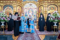 32-В праздник Феодоровской иконы Божией Матери архиепископ Усть-Каменогорский и Семипалатинский Амфилохий сослужил митрополиту Александру за Литургией в главном храме Алма-Аты