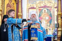 33-В праздник Феодоровской иконы Божией Матери архиепископ Усть-Каменогорский и Семипалатинский Амфилохий сослужил митрополиту Александру за Литургией в главном храме Алма-Аты