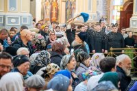 34-В праздник Феодоровской иконы Божией Матери архиепископ Усть-Каменогорский и Семипалатинский Амфилохий сослужил митрополиту Александру за Литургией в главном храме Алма-Аты