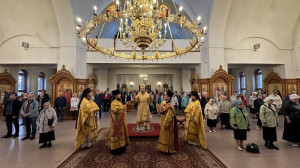 Архиепископ Амфилохий возглавил служение Божественной Литургии в главном храме Восточного Казахстана