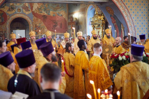 Архиепископ Усть-Каменогорский и Семипалатинский Амфилохий сослужил митрополиту Томскому и Асиновскому Ростиславу за торжественным Всенощным бдением по случаю года 100-летия преставления святителя Макария в Богоявленском соборе города Томска