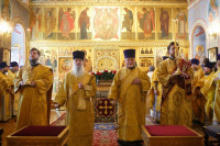 2-Семь архиереев Русской Православной Церкви совершили Литургию в Томске в честь празднования года 100-летия блаженной кончины святителя Макария (Невского)