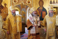 64-Семь архиереев Русской Православной Церкви совершили Литургию в Томске в честь празднования года 100-летия блаженной кончины святителя Макария (Невского)