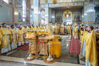 11-В день памяти благоверного князя Александра Невского и преподобного Александра Свирского архиепископ Усть-Каменогорский и Семипалатинский Амфилохий сослужил митрополиту Александру за Литургией в Александро-Невском соборе Алма-Аты