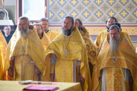 33-В день памяти благоверного князя Александра Невского и преподобного Александра Свирского архиепископ Усть-Каменогорский и Семипалатинский Амфилохий сослужил митрополиту Александру за Литургией в Александро-Невском соборе Алма-Аты