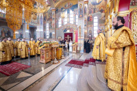 43-В день памяти благоверного князя Александра Невского и преподобного Александра Свирского архиепископ Усть-Каменогорский и Семипалатинский Амфилохий сослужил митрополиту Александру за Литургией в Александро-Невском соборе Алма-Аты