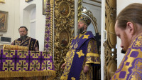 7-Архиепископ Амфилохий совершил Божественную Литургию Преждеосвященных Даров в Воскресенском кафедральном соборе города Семипалатинска 