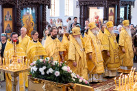 18-В воскресный день архиепископ Усть-Каменогорский и Семипалатинский Амфилохий сослужил митрополиту Александру за Литургией в храме Христа Спасителя города Алма-Аты