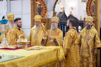 56-В воскресный день архиепископ Усть-Каменогорский и Семипалатинский Амфилохий сослужил митрополиту Александру за Литургией в храме Христа Спасителя города Алма-Аты