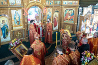 11-В праздник великомученицы Ирины и преподобного Иакова Железноборовского архиепископ Усть-Каменогорский и Семипалатинский Амфилохий сослужил митрополиту Александру за Литургией в Богородице-Рождественском храме микрорайона Акжар
