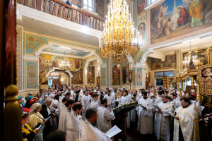 В канун дня памяти святителя Николая Чудотворца архиепископ Усть-Каменогорский и Семипалатинский Амфилохий сослужил митрополиту Александру за Всенощным бдением в Никольском соборе Алма-Аты