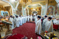 6-В праздник святителя Николая, архиепископа Мирликийского, управляющий Усть-Каменогорской и Семипалатинской епархии сослужил митрополиту Александру за Литургией в Никольском соборе Алма-Аты