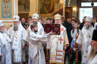 7-В праздник святителя Николая, архиепископа Мирликийского, управляющий Усть-Каменогорской и Семипалатинской епархии сослужил митрополиту Александру за Литургией в Никольском соборе Алма-Аты
