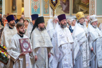 8-В праздник святителя Николая, архиепископа Мирликийского, управляющий Усть-Каменогорской и Семипалатинской епархии сослужил митрополиту Александру за Литургией в Никольском соборе Алма-Аты
