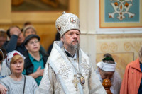 11-В праздник святителя Николая, архиепископа Мирликийского, управляющий Усть-Каменогорской и Семипалатинской епархии сослужил митрополиту Александру за Литургией в Никольском соборе Алма-Аты