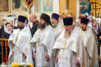 12-В праздник святителя Николая, архиепископа Мирликийского, управляющий Усть-Каменогорской и Семипалатинской епархии сослужил митрополиту Александру за Литургией в Никольском соборе Алма-Аты