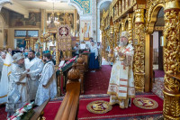 15-В праздник святителя Николая, архиепископа Мирликийского, управляющий Усть-Каменогорской и Семипалатинской епархии сослужил митрополиту Александру за Литургией в Никольском соборе Алма-Аты