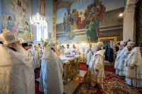 18-В праздник святителя Николая, архиепископа Мирликийского, управляющий Усть-Каменогорской и Семипалатинской епархии сослужил митрополиту Александру за Литургией в Никольском соборе Алма-Аты