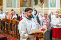 22-В праздник святителя Николая, архиепископа Мирликийского, управляющий Усть-Каменогорской и Семипалатинской епархии сослужил митрополиту Александру за Литургией в Никольском соборе Алма-Аты