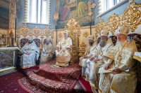 23-В праздник святителя Николая, архиепископа Мирликийского, управляющий Усть-Каменогорской и Семипалатинской епархии сослужил митрополиту Александру за Литургией в Никольском соборе Алма-Аты