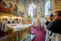 25-В праздник святителя Николая, архиепископа Мирликийского, управляющий Усть-Каменогорской и Семипалатинской епархии сослужил митрополиту Александру за Литургией в Никольском соборе Алма-Аты